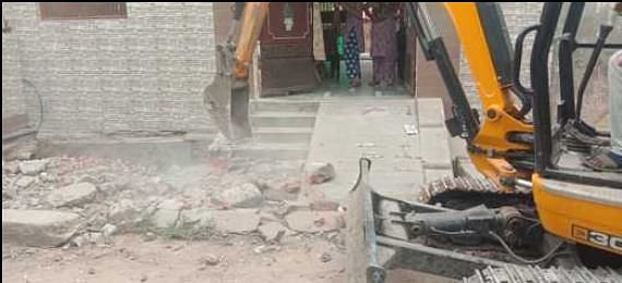 agra:-आगरा-नगर-निगम-की-कार्रवाई,-खुद-न-हटाए-रैंप-तो…बुलडोजर-से-कर-दिए-गए-ध्वस्त