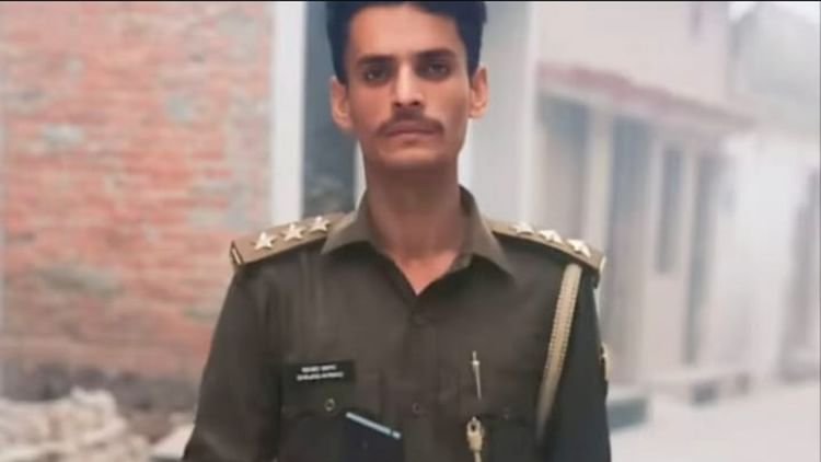 up-news:-यूट्यूब-से-सीखा-अफसरों-का-अंदाज,-वर्दी-पहन-फर्जी-इंस्पेक्टर-बन-गया-शहजाद,-बीवी-ने-खोली-पोल