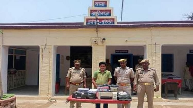 bareilly-news:-अब-अलीगंज-में-पकड़ा-गया-फर्जी-आधार-केंद्र,-संचालक-गिरफ्तार;-बरामद-हुआ-ये-सामान