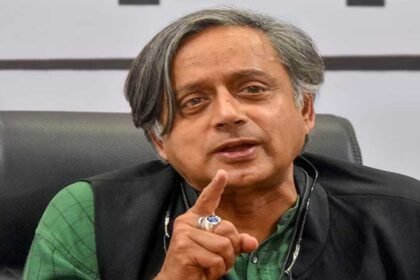 ‘यह-मेरा-बेटा…-इसे-प्रश्न-पूछने-की-न-दी-जाए-इजाजत’,-जब-प्रेस-कॉन्फ्रेंस-में-बोल-पड़े-शशि-थरूर
