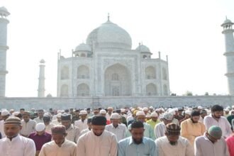 bakrid-2025:-ताजमहल-परिसर-में-अदा-की-गई-नमाज,-अमन-चैन-की-मांगी-दुआ,-दो-घंटे-पर्यटकों-को-मिला-निशुल्क-प्रवेश
