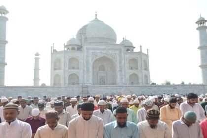 bakrid-2025:-ताजमहल-परिसर-में-अदा-की-गई-नमाज,-अमन-चैन-की-मांगी-दुआ,-दो-घंटे-पर्यटकों-को-मिला-निशुल्क-प्रवेश