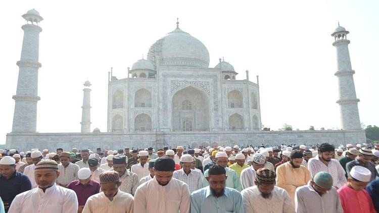 bakrid-2025:-ताजमहल-परिसर-में-अदा-की-गई-नमाज,-अमन-चैन-की-मांगी-दुआ,-दो-घंटे-पर्यटकों-को-मिला-निशुल्क-प्रवेश
