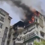 दिल्ली-के-एक-अपार्टमेंट-में-लगी-भीषण-आग,-दूर-तक-उठीं-ऊंची-लपटें,-बिल्डिंग-से-कूदने-के-कारण-दो-बच्चों-की-मौत