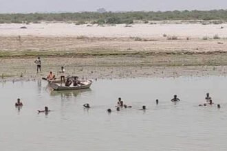 farrukhabad-:-प्लास्टिक-केन-के-सहारे-पार-कर-रहे-थे-गंगा…-डूबकर-दो-की-मौत,-गोताखोरों-ने-दो-घंटे-बाद-निकाले-शव