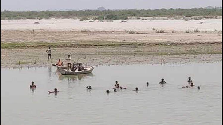 farrukhabad-:-प्लास्टिक-केन-के-सहारे-पार-कर-रहे-थे-गंगा…-डूबकर-दो-की-मौत,-गोताखोरों-ने-दो-घंटे-बाद-निकाले-शव