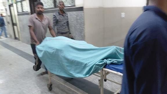 meerut:-गांधी-बाग-के-पास-मिला-अर्द्धनग्न-शव-जिस-महिला-का-बताया,-वह-निकली-जिंदा,-उलझ-गई-हत्याकांड-की-पहेली