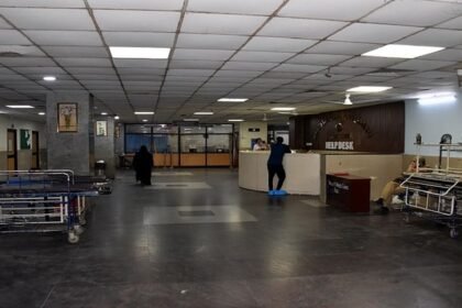 aligarh:-जेएन-मेडिकल-कॉलेज-में-दूसरे-दिन-भी-जूनियर-डॉक्टर-हड़ताल-पर,-इमरजेंसी-सेवा-ठप,-वापस-लौटाए-जा-रहे-मरीज