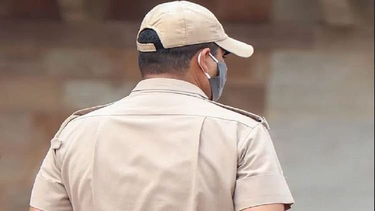 up:- यूपी-पुलिस-में-सिपाही-बनते-ही-बढ़े-भाव,-शादी-में-30-लाख-की-डिमांड…युवती-ने-उठाया-ऐसा-कदम;-उड़-गए-होश