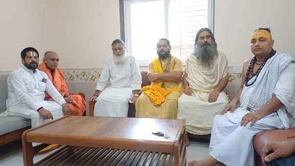 mathura-news:-प्रेमानंद-महाराज-की-वायरल-हुई-फोटो,-संत-समाज-में-आक्रोश,-दे-डाली-ये-चेतावनी