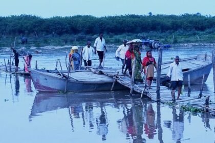 मुरादाबाद-की-तस्वीरें:-रामगंगा-का-जलस्तर-बढ़ा,-लकड़ी-का-पुल-डूबा…-आवाजाही-प्रभावित,-आनन-फानन-अफसर-पहुंचे
