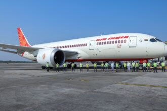 लेट-पहुंचा-तो-फ्लाइट-पकड़ने-के-लिए-रनवे-पर-दौड़-पड़ा-यात्री,-मुंबई-एयरपोर्ट-पर-मचा-हड़कंप