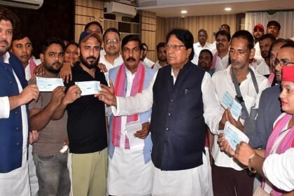 aligarh:-सपा-हाईकमान-ने-अलहदादपुर-में-पीटे-मीट-व्यापारियों-को-भेजे-चेक,-देने-आए-सुमन-ने-भाजपा-पर-साधा-निशाना