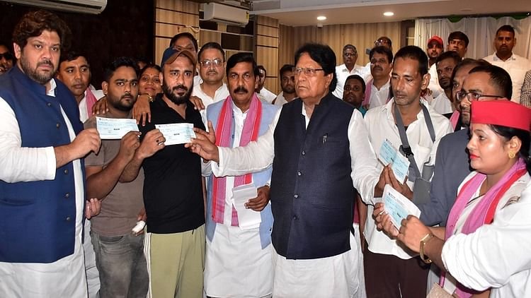 aligarh:-सपा-हाईकमान-ने-अलहदादपुर-में-पीटे-मीट-व्यापारियों-को-भेजे-चेक,-देने-आए-सुमन-ने-भाजपा-पर-साधा-निशाना