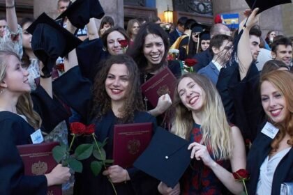 गिरती-जन्म-दर-से-चिंतित-हुआ-रूस,-स्कूली-लड़कियों-के-गर्भवती-होने-पर-90-हजार-रुपये-देगी-सरकार