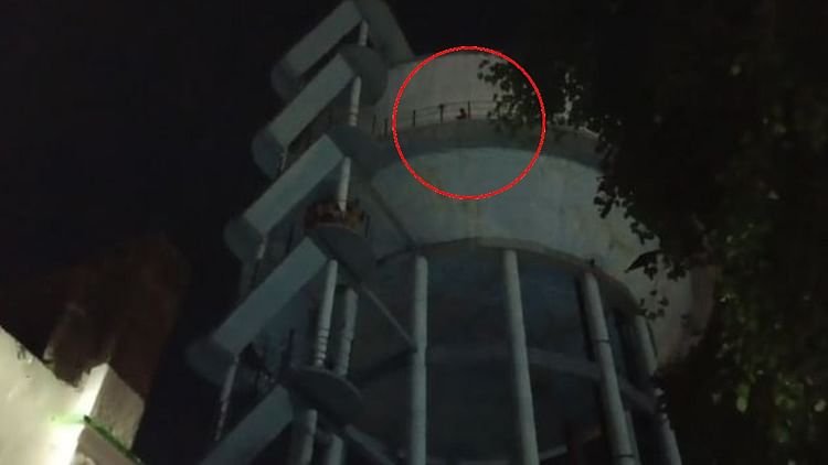 इश्क-में-बना-‘वीरू’:-पानी-की-टंकी-पर-चढ़ा-16-साल-का-किशोर,-बोला-प्रेमिका-से-शादी-करवाओ-वरना-कूद-जाऊंगा