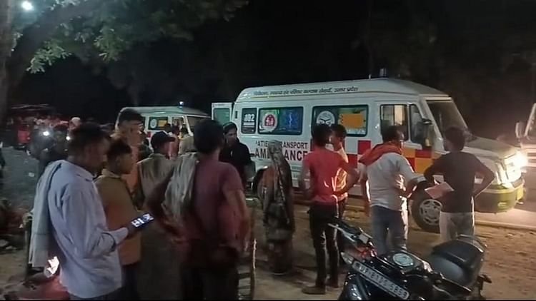 aligarh-road-accident:-स्टीयरिंग-फेल,-श्रद्धालुओं-से-भरी-ट्रैक्टर-ट्रॉली-पलटी,-12-घायल,-कई-की-हालत-नाजुक