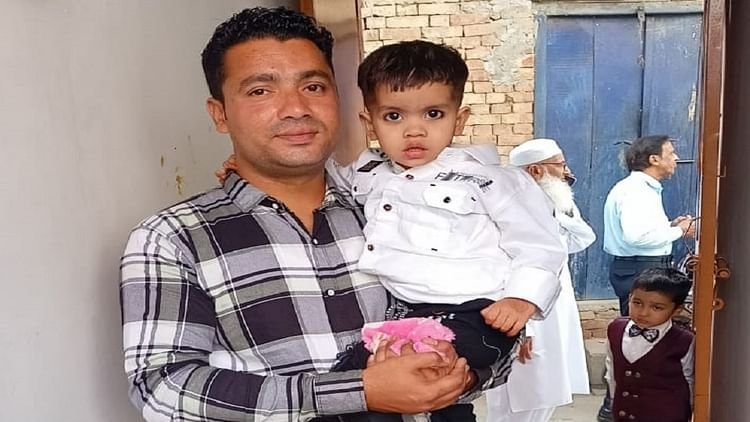 meerut-:-तेज-बारिश-से-उखड़कर-चलती-बाइक-पर-गिरा-जामुन-का-विशाल-पेड़,-पिता-पुत्री-की-मौत;-पत्नी-और-दो-अन्य-घायल