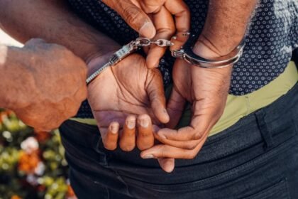 नवी-मुंबई-में-देह-व्यापार-रैकेट-का-भंडाफोड़,-ग्राहकों-से-4000-रुपये-प्रति-घंटे-वसूलते-थे-आरोपी