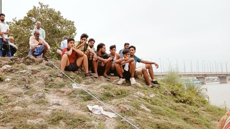 budaun-news:-कछला-घाट-पर-स्नान-के-दौरान-गंगा-में-डूबा-कांवड़िया,-तलाश-में-जुटे-गोताखोर