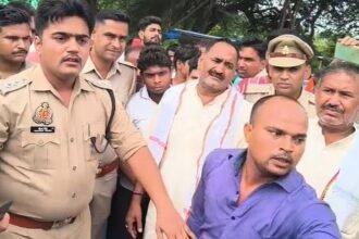 up:-आगरा-में-दो-दोस्तों-की-हत्या,-25-मीटर-की-दूरी-पर-मिलीं-दोनों-की-खून-से-सनी-लाशें;-ग्रामीणों-का-हंगामा