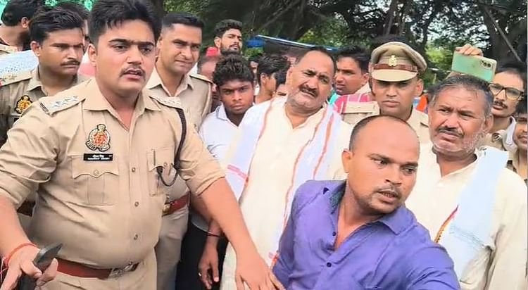 up:-आगरा-में-दो-दोस्तों-की-हत्या,-25-मीटर-की-दूरी-पर-मिलीं-दोनों-की-खून-से-सनी-लाशें;-ग्रामीणों-का-हंगामा