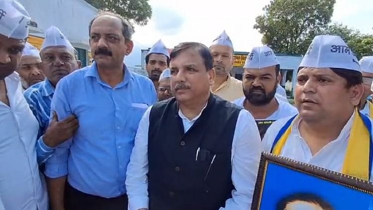 meerut:-सांसद-संजय-सिंह-बोले-उत्तर-प्रदेश-में-बंद-कर-दिए-27-हजार-स्कूल,-शांति-से-गंतव्य-की-ओर-जाएं-कांवड़िये