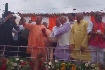 यूपी: मेरठ में सीएम योगी ने कांवड़ियों पर बरसाए फूल, बोले- शांति भंग और तोड़फोड़ करने वालों पर कड़ी कार्रवाई होगी
