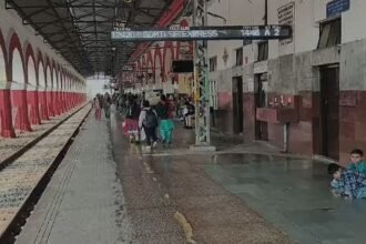 अलीगढ़-रेलवे-स्टेशन:-ढाई-साल-की-बच्ची-गायब,-सीसीटीवी-कैमरे-में-साथ-ले-जाते-दिखे-दंपती,-तलाश-में-लगीं-टीमें