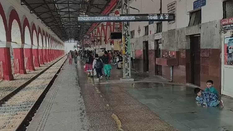 अलीगढ़-रेलवे-स्टेशन:-ढाई-साल-की-बच्ची-गायब,-सीसीटीवी-कैमरे-में-साथ-ले-जाते-दिखे-दंपती,-तलाश-में-लगीं-टीमें