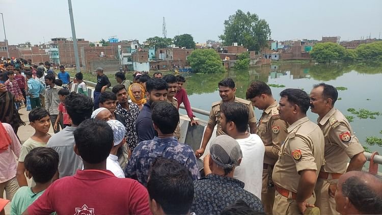 तेज-रफ्तार-का-कहर:-वाराणसी-में-डिवाइडर-से-टक्कर-के-बाद-नदी-में-गिरा-बाइक-चला-रहा-युवक,-मौत;-साथी-घायल
