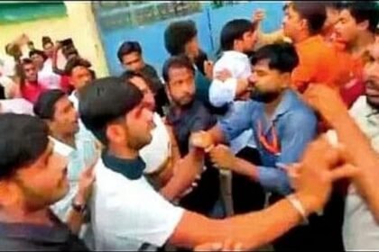 up:-विहिप-के-कार्यकर्ताओं-में-पद-के-लिए-मारपीट-और-पथराव,-पुलिस-ने-लाठी-पटकी-तो-हंगामा-काट-रहे-लोग-भागे