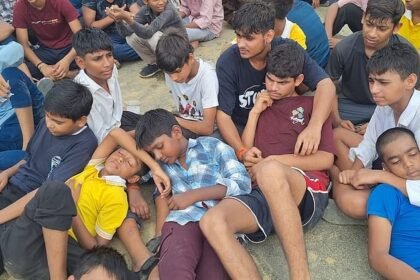 hathras-news:-जवाहर-नवोदय-विद्यालय-के-बच्चे-सड़क-पर-उतरे,-प्रबंधन-पर-लगाए-गंभीर-आरोप