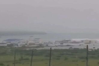 डरा-देगा-का-रूस-के-पास-आया-8.8-तीव्रता-के-शक्तिशाली-भूकंप-का-ये-video,-झूलने-लगीं-कारें;-भागते-दिखे-लोग