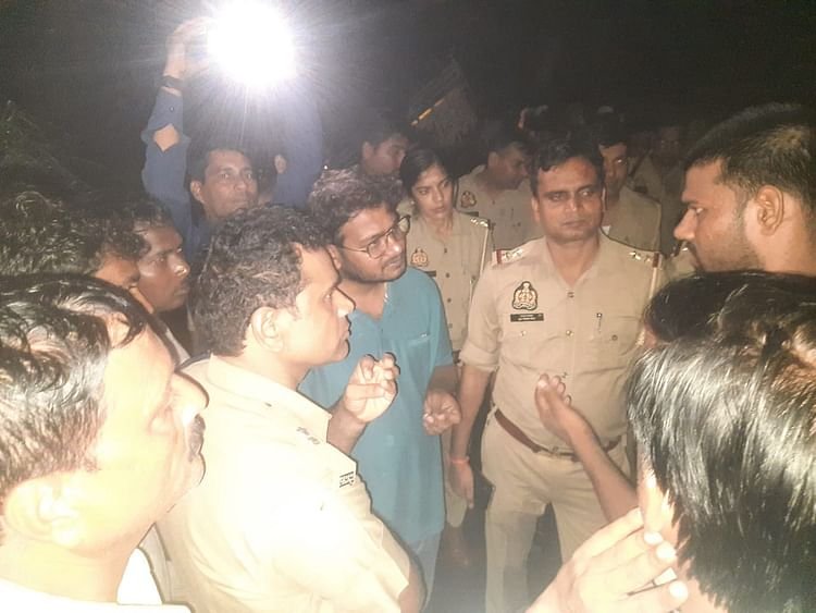 up:-लोडर-ने-बाइक-सवारों-को-राैंदा…सड़क-पर-पड़ी-खून-से-लथपथ-तीन-दोस्तों-की-लाशें,-दृश्य-देख-कांप-गया-कलेजा