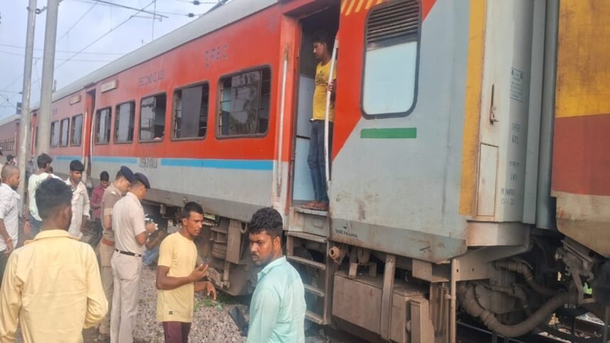 train-derail:-कानपुर-के-पास-रेल-हादसा,-साबरमती-जनसाधारण-एक्सप्रेस-पटरी-से-उतरी