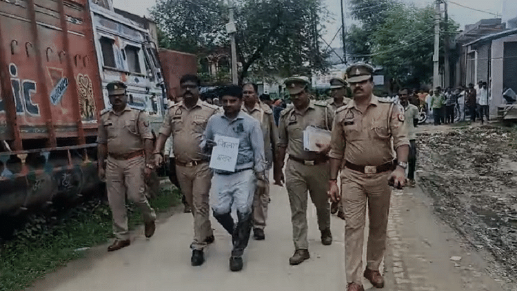aligarh-news:-ढोल-ताशे-के-साथ-पुलिस-ने-प्रधान-का-जुलूस-निकाला,-जनपद-के-बाहर-छोड़ा,-किया-जिला-बदर