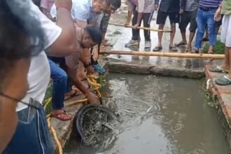 bareilly:-मंदिर-के-पास-बाइक-समेत-नाले-में-गिरे-दो-कांवड़िये,-लोगों-ने-बचाया;-आंवला-में-हादसे-में-किसान-की-मौत