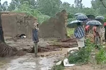 sitapur-news:-बारिश-के-बीच-भरभराकर-गिरी-कच्ची-दीवार,-युवक-की-मौत…-दूसरे-की-हालत-नाजुक;-नौ-मवेशी-भी-मरे