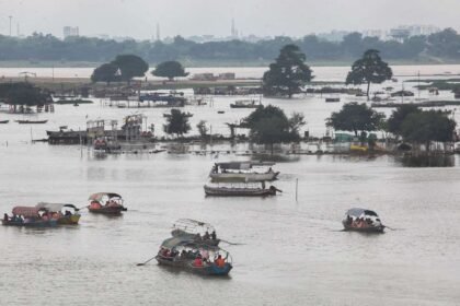 बाढ़-से-बंद-हुए-रास्ते,-गंगा-की-प्रचंड-लहरों-में-नाव-पर-सवार-होकर-बिहार-से-बलिया-पहुंची-बारात