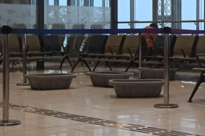 lucknow:-टपकने-लगी-लखनऊ-एयरपोर्ट-के-नए-टर्मिनल-की-छत…-रखने-पड़े-टब,-प्रशासन-की-हुई-किरकिरी