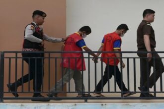 इंडोनेशिया-में-शरिया-अदालत-ने-यौन-हरकत-करने-पर-2-पुरुषों-को-सुनाई-अजीब-सजा,-जानें-क्या-किया