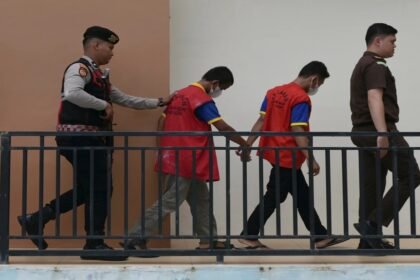 इंडोनेशिया-में-शरिया-अदालत-ने-यौन-हरकत-करने-पर-2-पुरुषों-को-सुनाई-अजीब-सजा,-जानें-क्या-किया