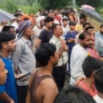 up:-नदी-ने-रोक-दिया-रास्ता…-बीमार-की-दर्द-से-कराहते-हुए-निकल-गई-जान;-पुल-नहीं-बनने-से-बने-ऐसे-हालात