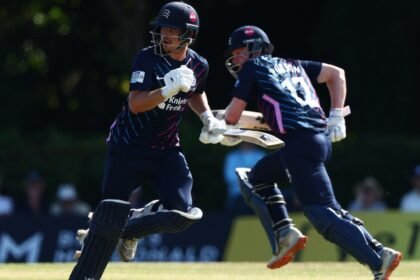 388-रनों-का-टारगेट,-12-गेंद-पहले-ही-खत्म-हुआ-मैच-लगे-कुल-51-चौके-छक्के;-50-ओवर-के-मुकाबले-में-टूटा-ये-रिकॉर्ड