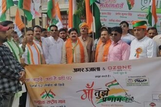 मां-तुझे-प्रणाम:-सुबह-10-बजते-ही-थम-गए-अलीगढ़-के-35-चौराहे,-ध्वजारोहण-संग-हुआ-राष्ट्रगान,-केक-भी-काटा
