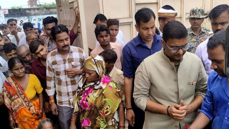 aligarh:-मेयर-की-फैक्टरी-में-कर्मचारी-की-मौत,-शव-रखरक-परिवार-ने-किया-हंगामा,-मदद-के-भरोसे-पर-माने-परिजन