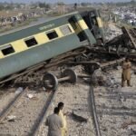 पाकिस्तान-में-बड़ा-रेल-हादसा,-पटरी-से-उतरी-ट्रेन;-एक-शख्स-की-मौत-कई-घायल