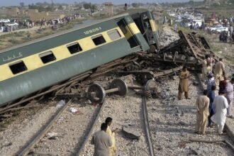 पाकिस्तान-में-बड़ा-रेल-हादसा,-पटरी-से-उतरी-ट्रेन;-एक-शख्स-की-मौत-कई-घायल