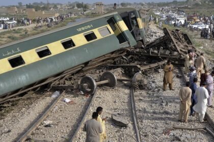 पाकिस्तान-में-बड़ा-रेल-हादसा,-पटरी-से-उतरी-ट्रेन;-एक-शख्स-की-मौत-कई-घायल